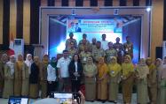 Kepala BKPSDMD Provinsi Kep.Bangka Belitung, Susanti dan Kepala Pusat Pembinaan Jabatan Fungsional KEMENDES PDTT  foto bersama dengan seluruh JF Penggerak Swadaya Masyarakat 